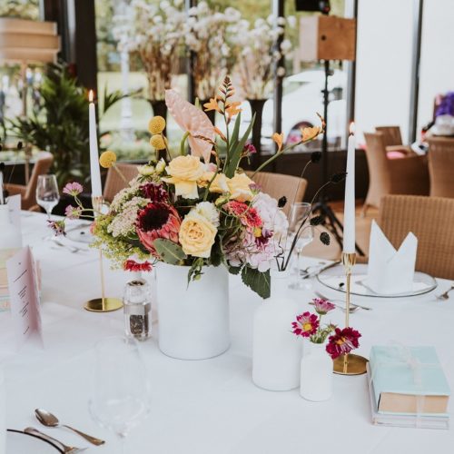 Familienfeier-Tischdekoration-Blumen-bunt-froehlich
